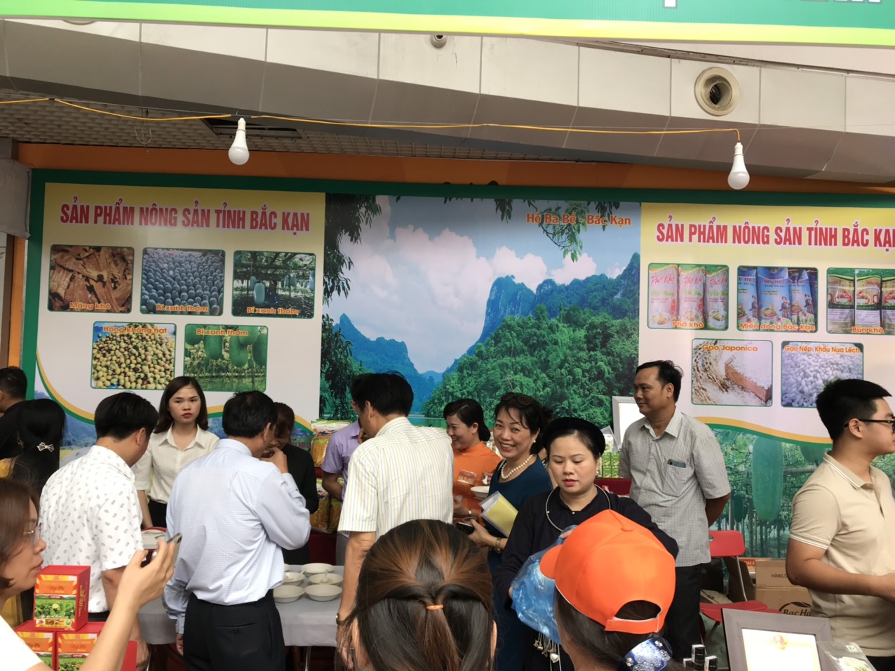 Khách hàng thăm quan, mua sắm tại gian hàng Hội chợ, triển lãm
